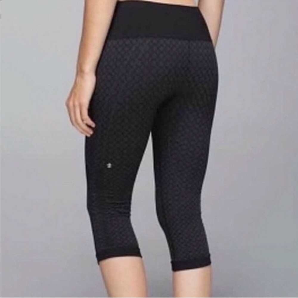 Lululemon “In The Flow” Scrunch Crops - sz 6